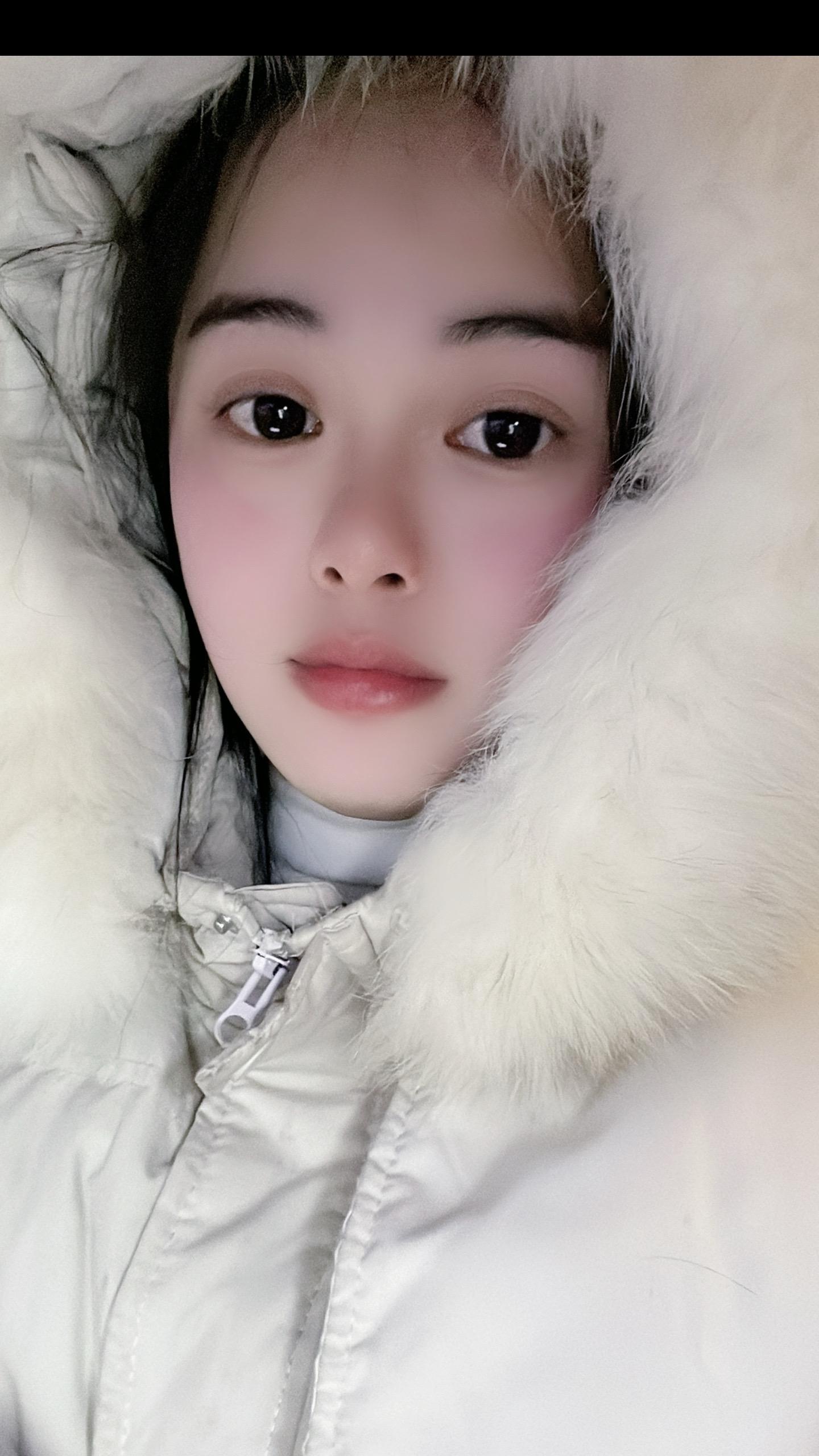 她总是笑嘻嘻的，像个小太阳，可她难过的时候连一盏灯都没有……