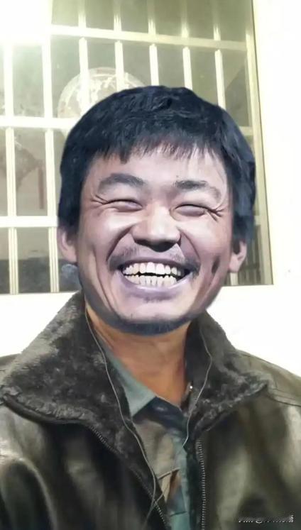 王宝强开着300万的大奔回村过年，看到村口的牌坊上写着“王宝强家乡”，王宝强很不