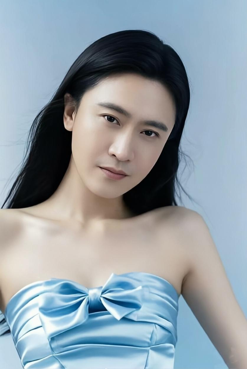 哇哦，央视帅哥杨帆的裙装照简直美翻天啦！

画面中的杨帆发如锦缎，肌肤胜雪，螓首