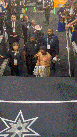 库里，肌肉男啊[泪奔]没想到看似柔弱的小学生库里，这身材也是爆炸的好！谁在说他弱