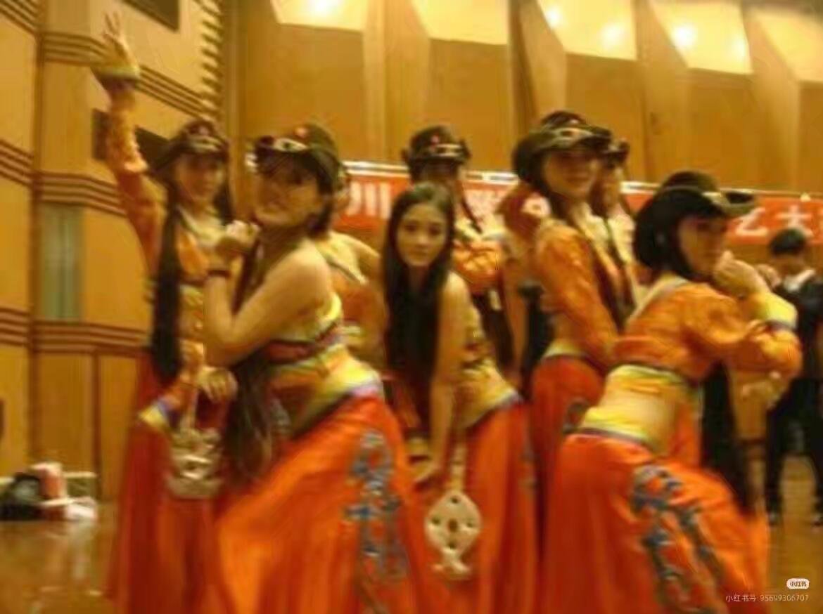 鞠婧祎高中时期才艺大赛照片能看出小头小脸小骨架 五官也很集中 