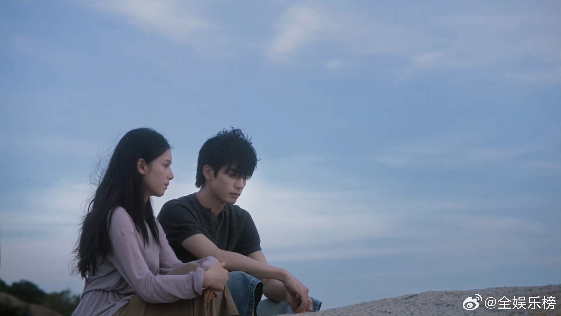 野狗骨头第22集闭眼吻 野狗骨头海边接吻 褪去所有伪装防备，海边闭眼相吻，只剩两