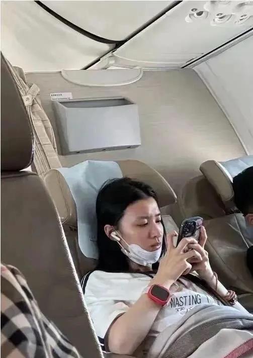王楚然的生活照，和舞台上的上妆照差别不大，就是有点愁眉苦脸的样子，其实明星和普通
