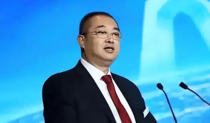 法庭文件里的一串数字，让旁听席的呼吸都轻了半拍：从五万港元跃升至四万三千美元，折