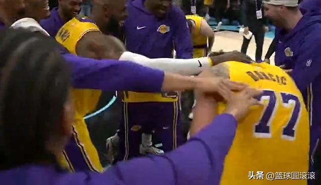 东契奇和字母哥哪个更强呢?当湖人队友一拥而上围着东契奇推搡庆祝时，很多人第一反应