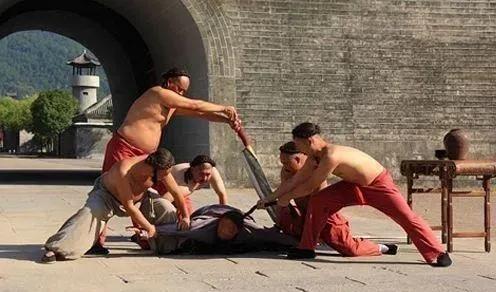 1734年，俞鸿图被雍正皇帝处以腰斩。由于刽子手给了他一个慢死，被斩为2截的俞鸿