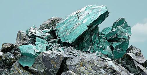 谁都不愿被动接受“全球化”的“国际分工”了！就连世界最不发达的非洲国家津巴布韦都