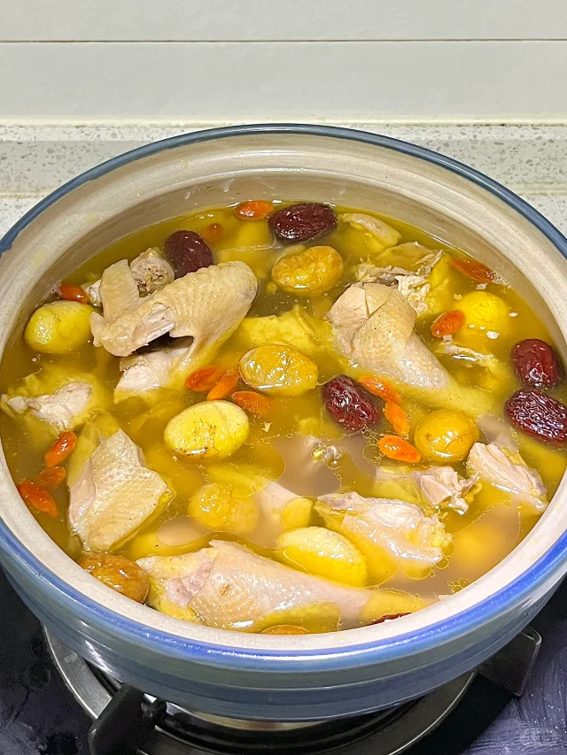 秋天喝上这碗鸡汤别提多补啦！喝完浑身舒服