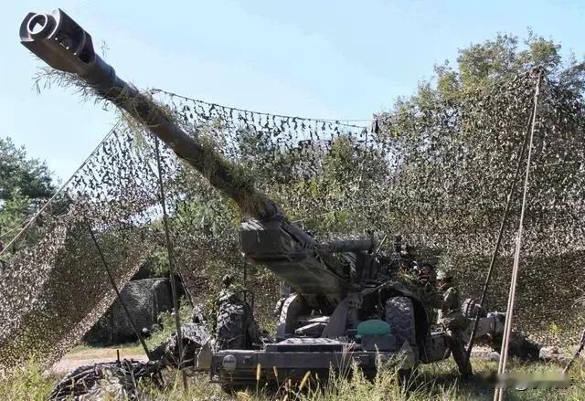 日本自卫队积极训练，突然炮管炸膛。可怜旁边的自卫队员，完全来不及自卫，当场两人阵