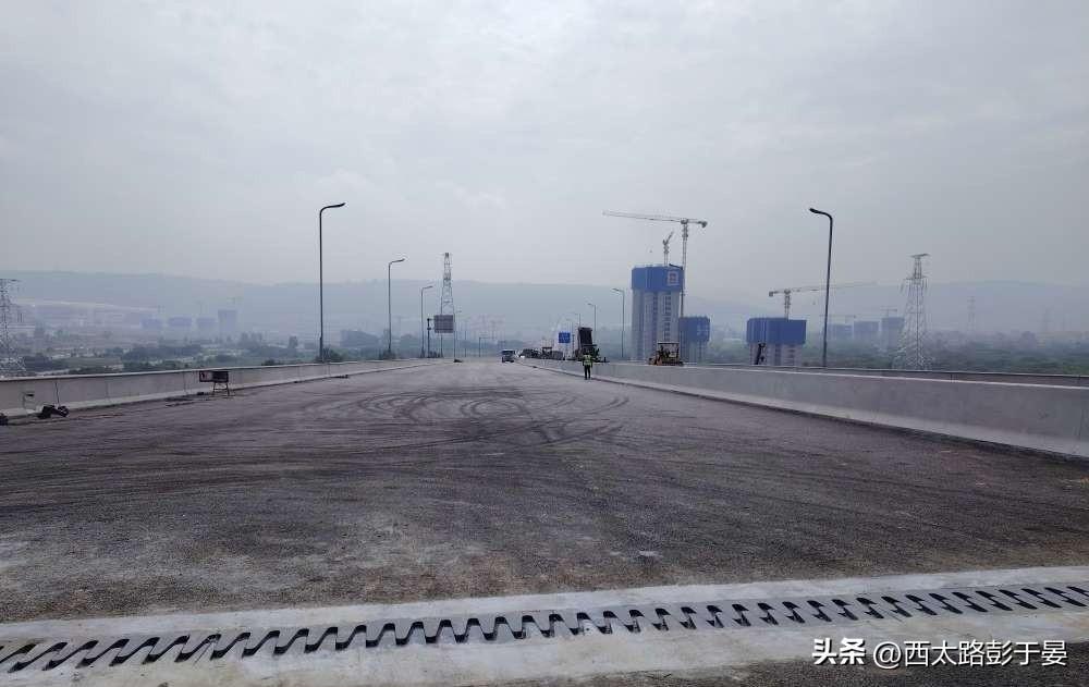 西安东站配套道路迎来新进展，飞虹大道浐河桥沥青铺设收尾

从实拍图来看，西安东站