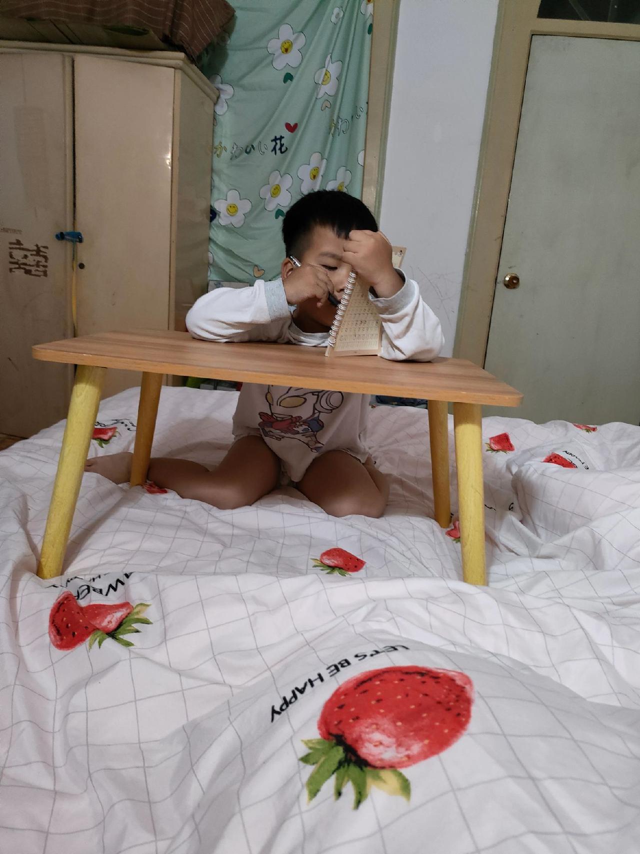 你家孩子也这样吗 自己玩的不亦乐乎