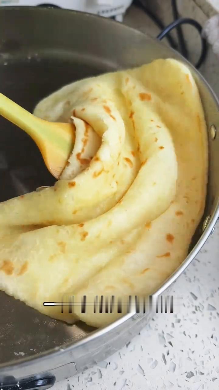 烫面软饼。
用一斤面粉、一斤水烙好的大饼真的是超级软，没有一点筋道的口感，特点就