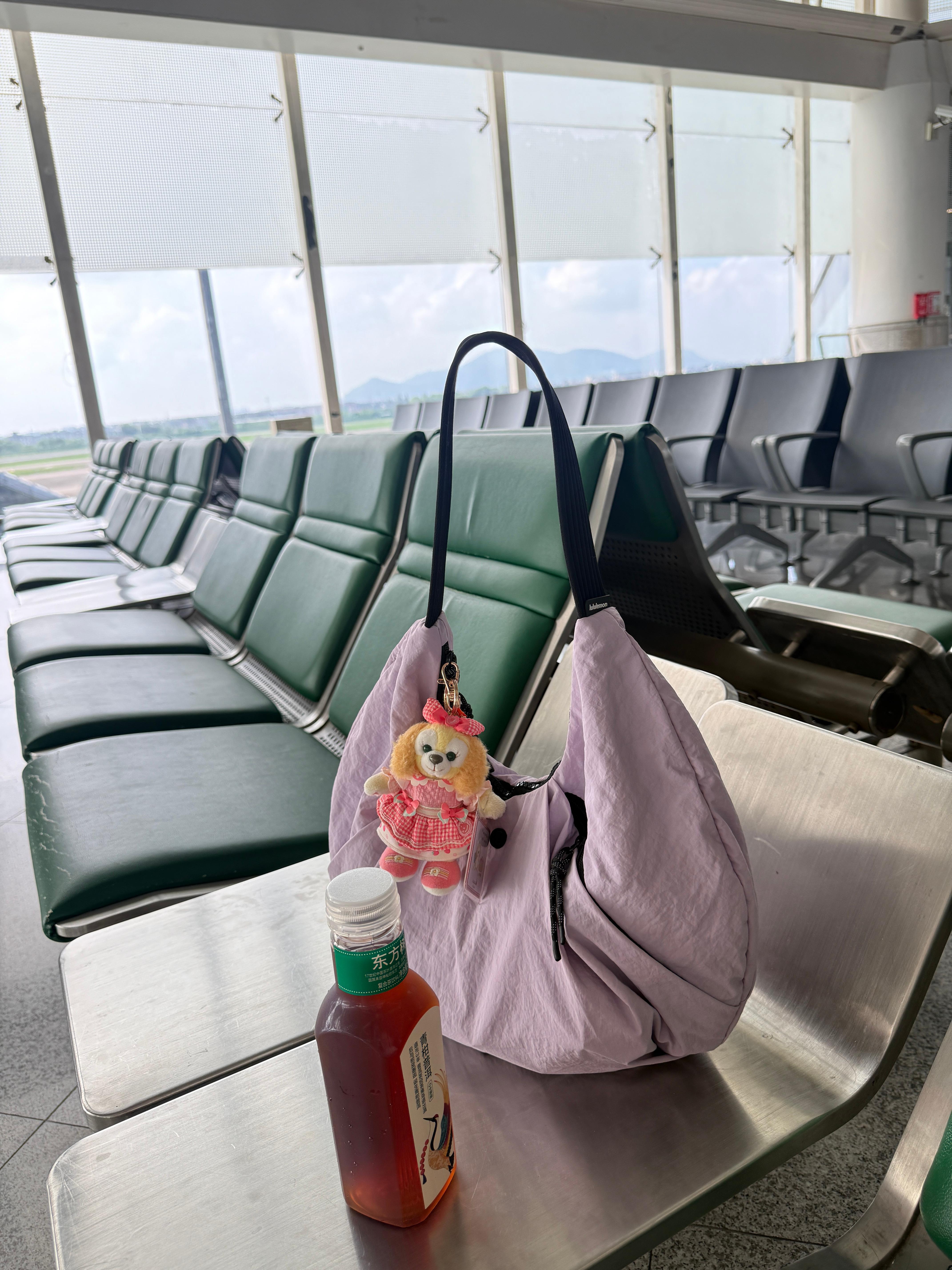 带了两套芷约的小裙子出门嘻嘻！！！早上挤了两颗巨痛的巨痘美甲好满意 我第一次做方