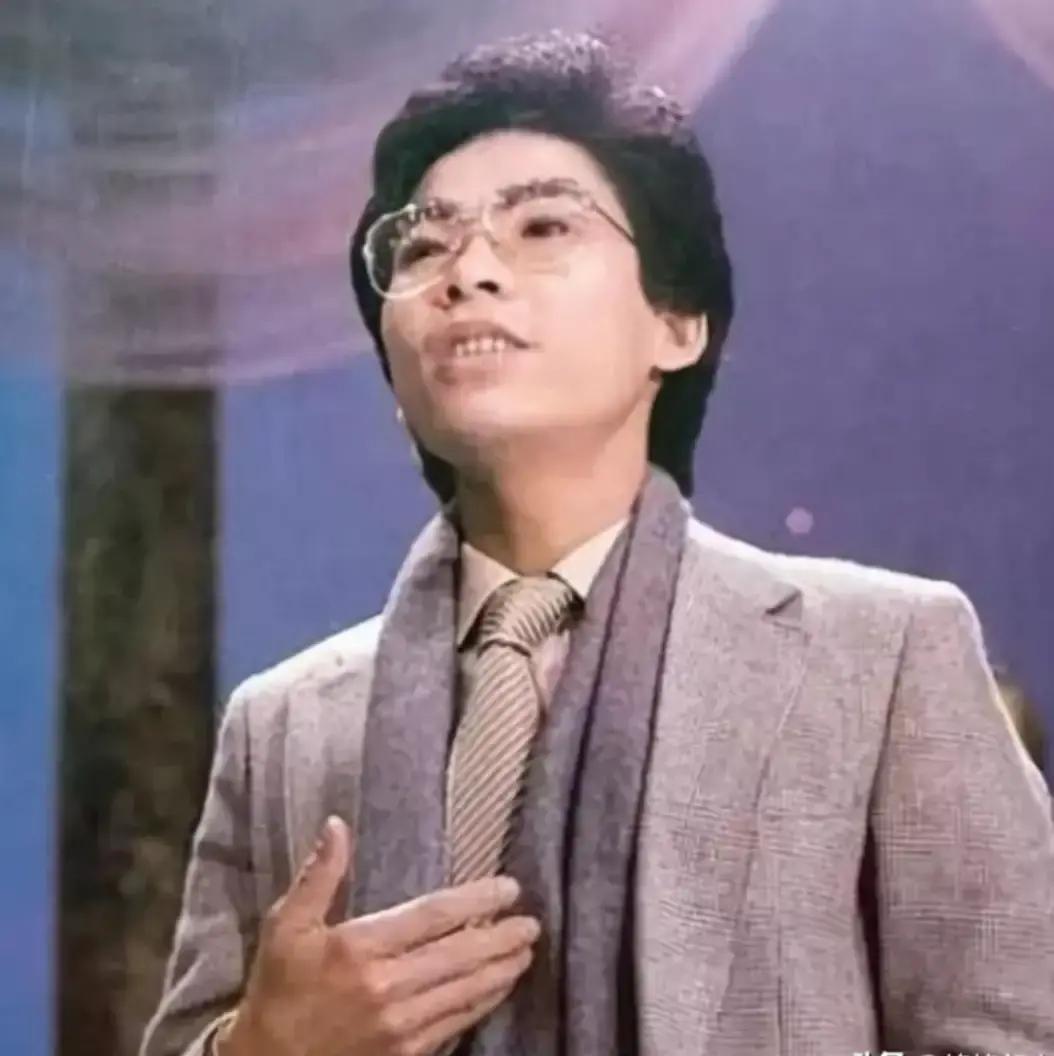 1988年，歌手张明敏得知我国举办亚运会的经费，还差了6亿的缺口时，毅然决然的卖