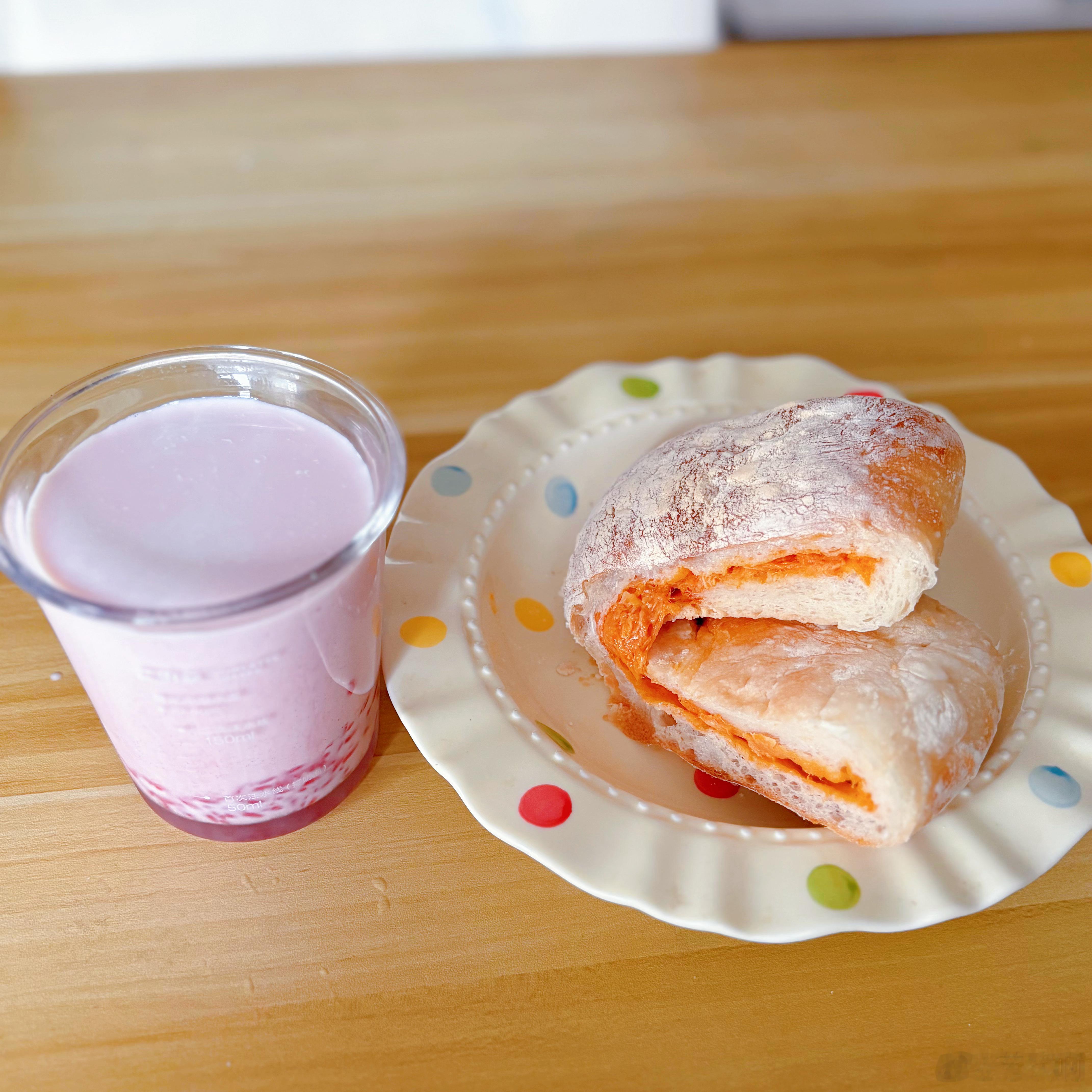 今日早餐打卡：一块恰巴塔，搭配一杯米酒牛奶～饮品粉粉嫩嫩的超好看，原因超简单，里
