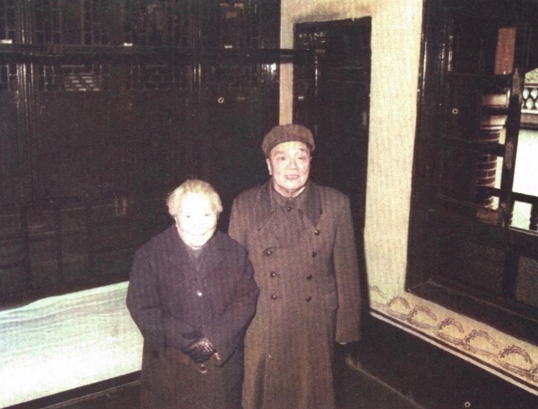 1985年，杨尚昆和妻子李伯钊在遵义会议会址合影，50年前，他们曾在这个房间住过