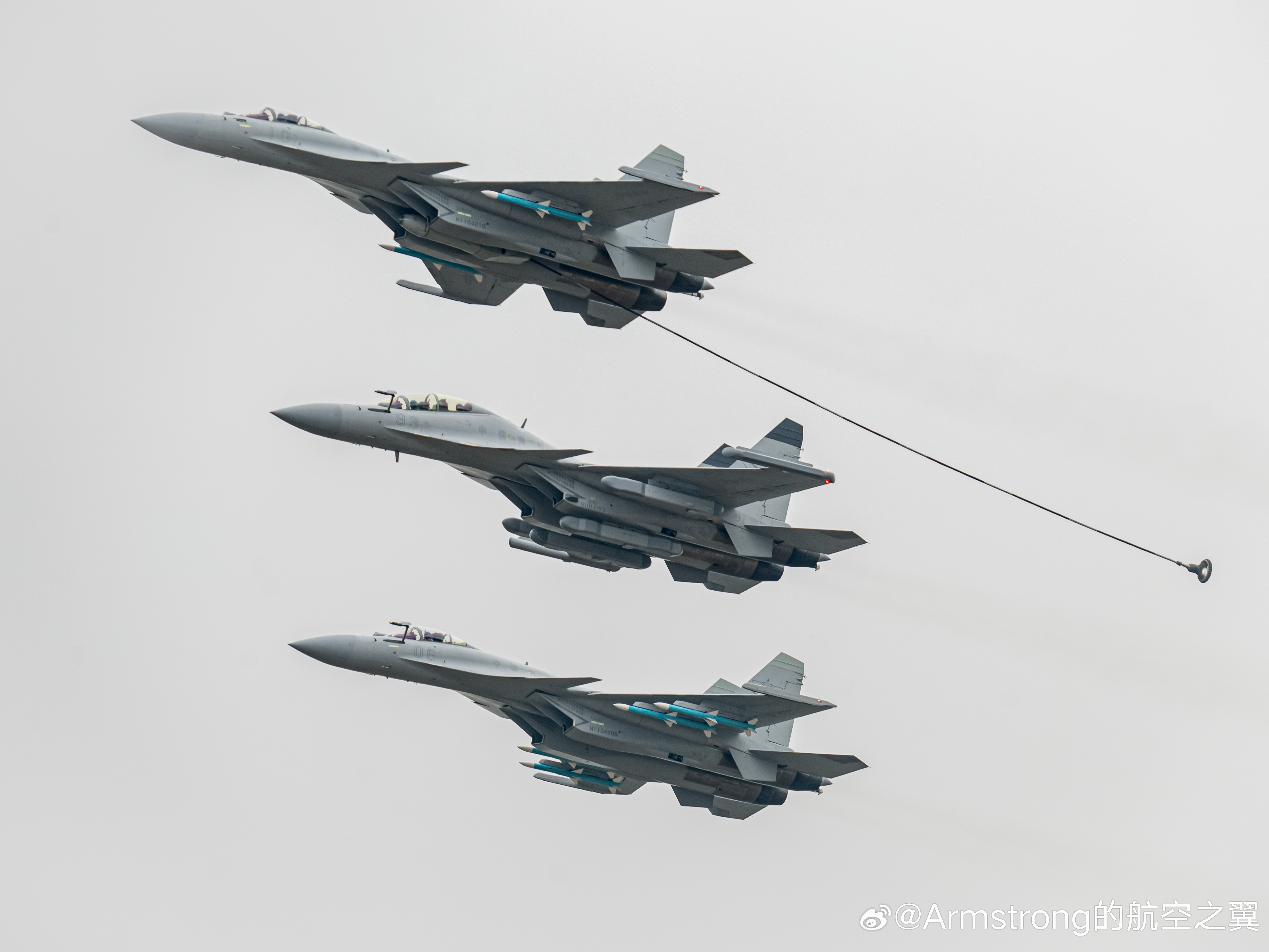 中国新型战机超视距猎杀 中国海军航空兵已全面换装弹射型舰载机歼-15T，在远海执
