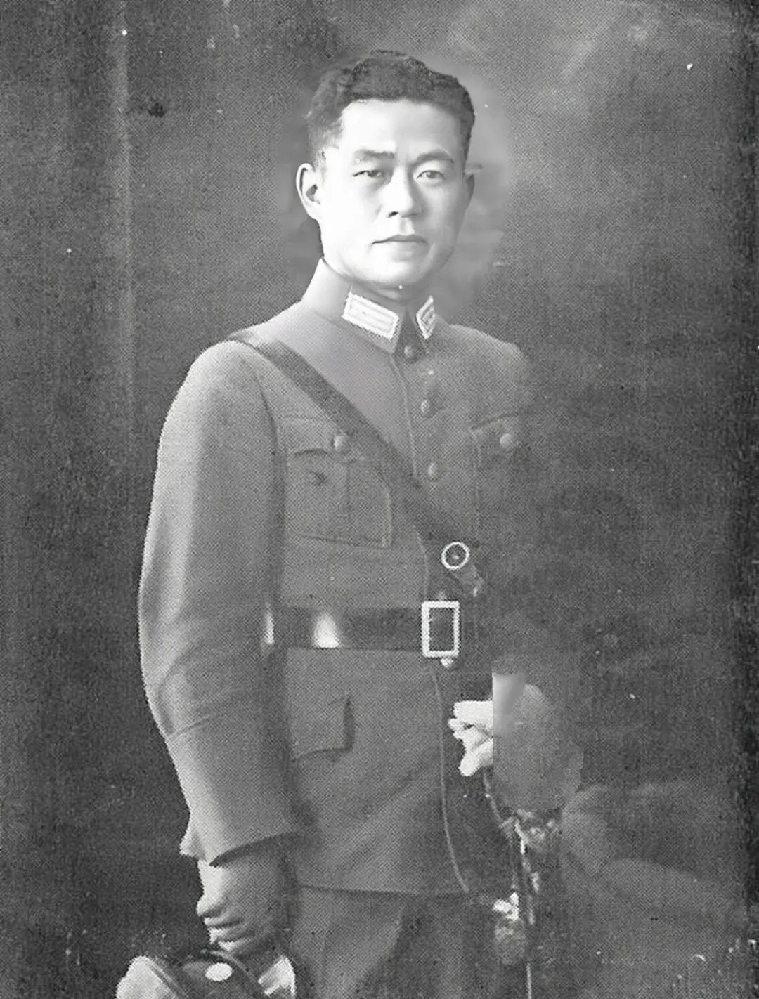1935年，邱清泉在德国柏林留学时的一张照片，镜头中他身穿戎装，手持佩剑，身姿挺