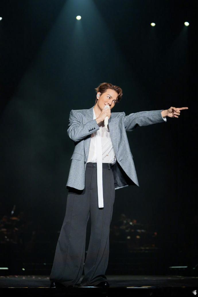 吴克群在公益的路上越走越远吴克群的公益不是说说的，而是实打实的做到。发自内心