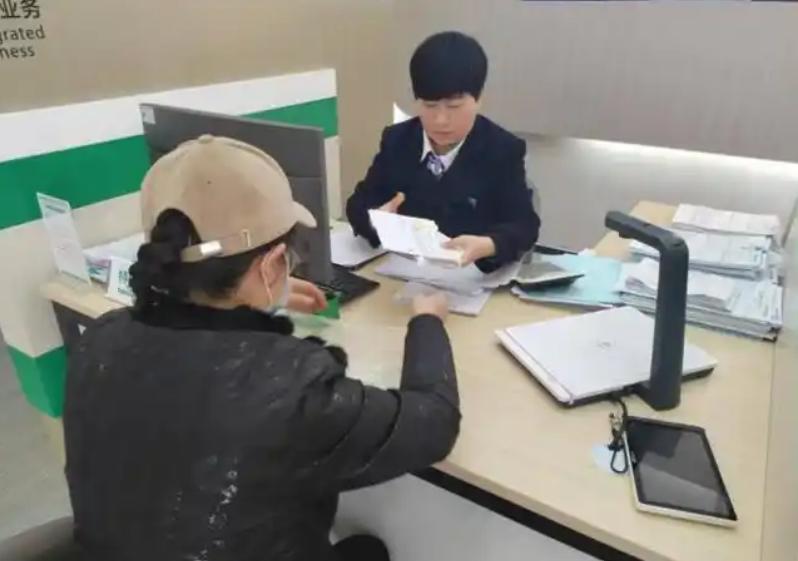 湖北武汉一女子为刚出生女儿购买50万元终身重疾险，每年缴费3950元。女儿9岁时