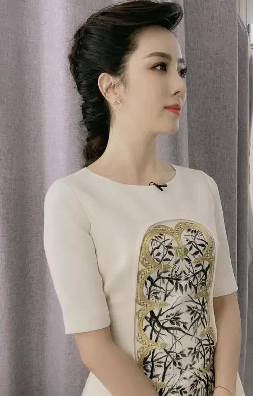 李思思为什么要从央视离职呢？

其实是早有苗头的。她一开始可以说是在央视起点很高