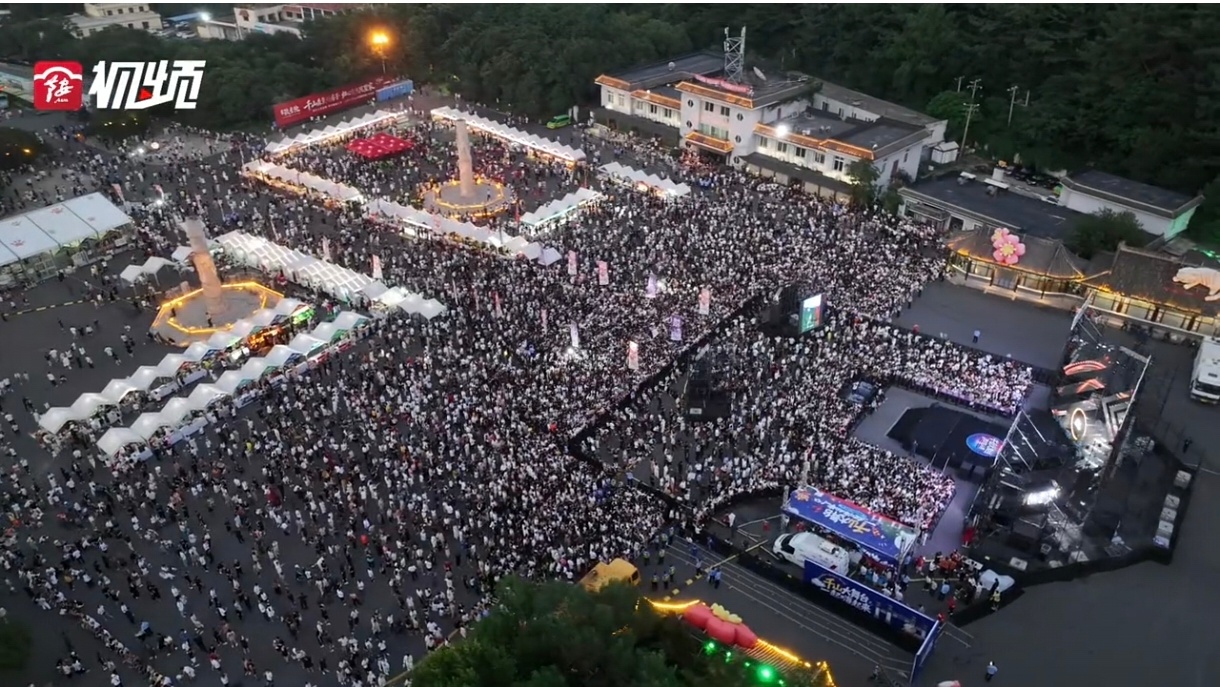 驴家阿宇爆料说驴家大舞台二次开业现场八万七千人，而刚刚结束的美加墨世界杯决赛现场