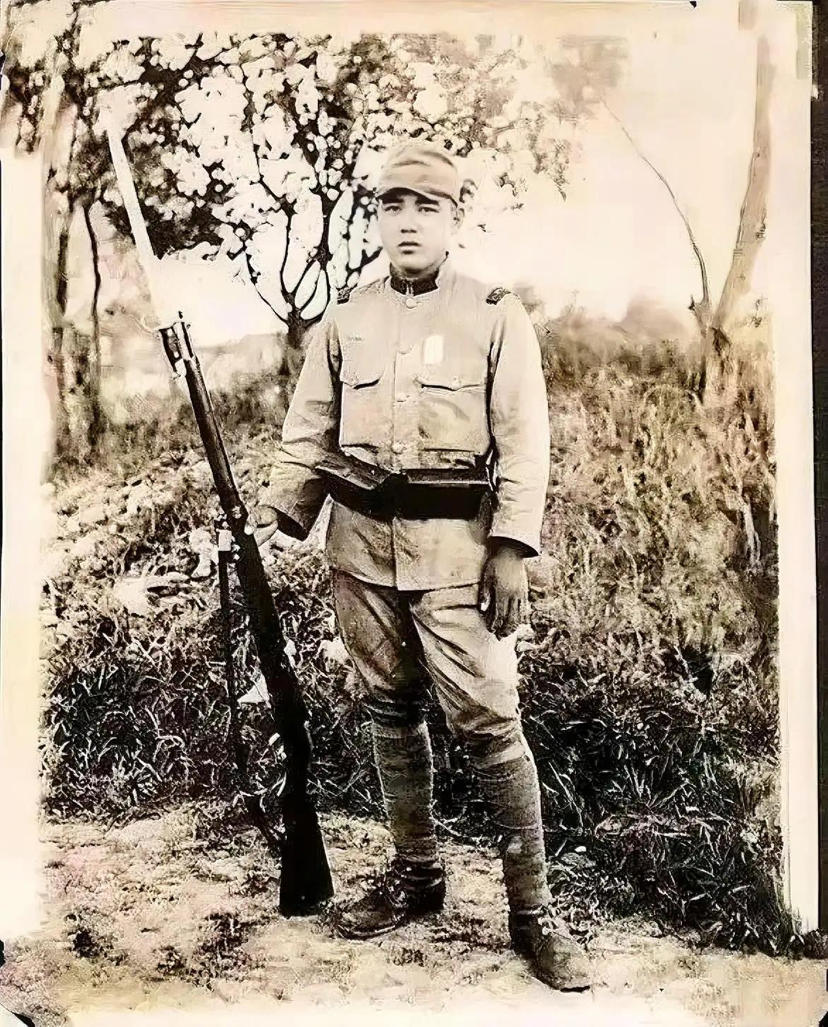 1939年，抗战期间，一名日军留下的合影，照片中的日军看起来非常低矮，打着绑腿，