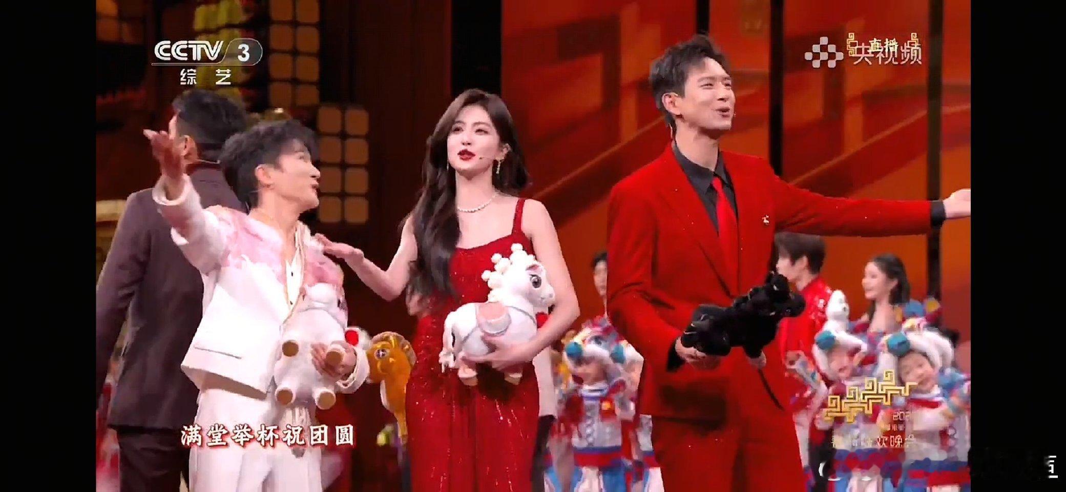 镜头扫到李现帅我一大跳李现这帅气值拉满，这红衣太绝，开场就被帅晕了，氛围感特别的