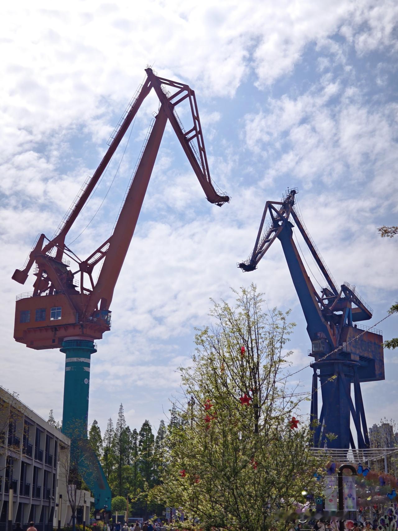 家门口的黄浦江片区历经了几十年的努力，于去年下半年浴火重生，变成了东外滩该有的样