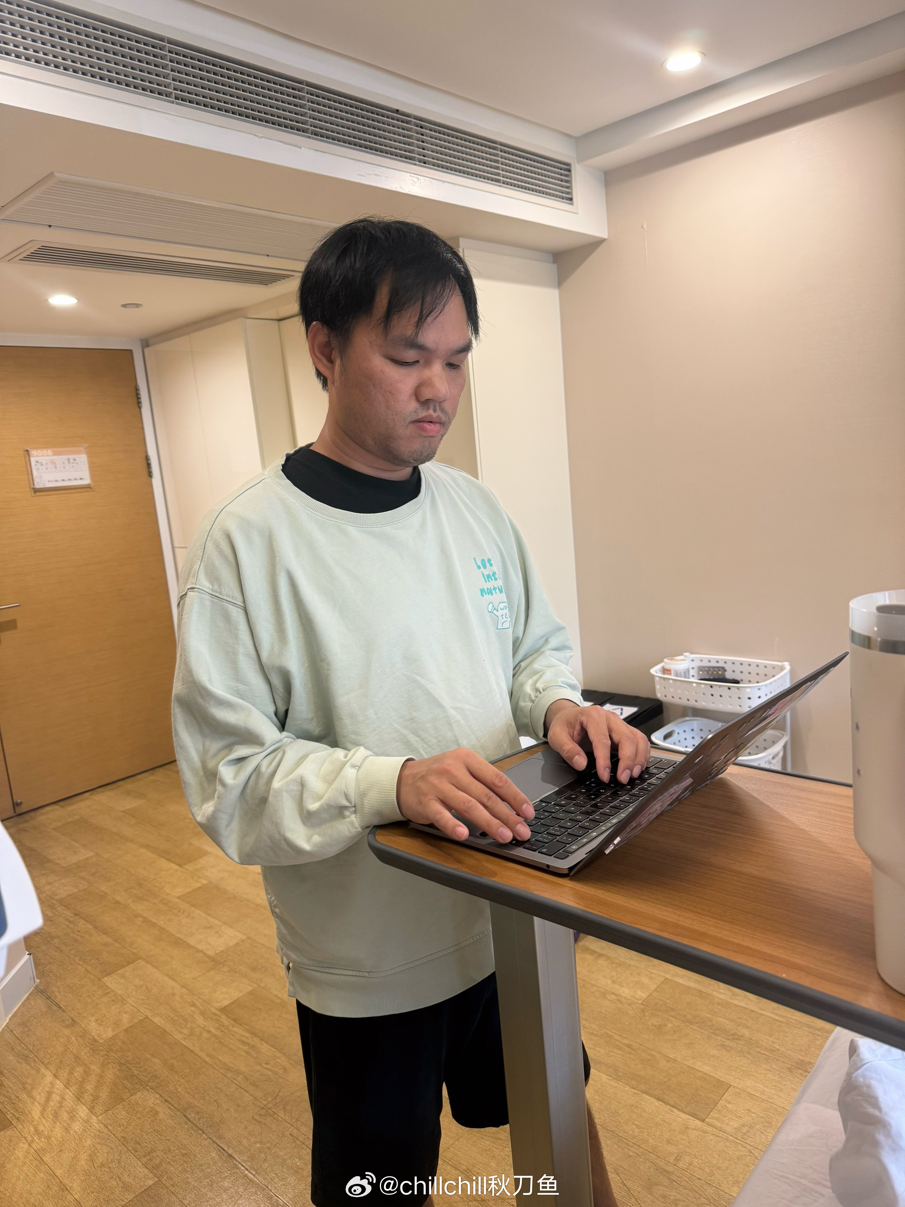 这男人指定有点东西，他妈妈他老婆他岳母都在卧床。