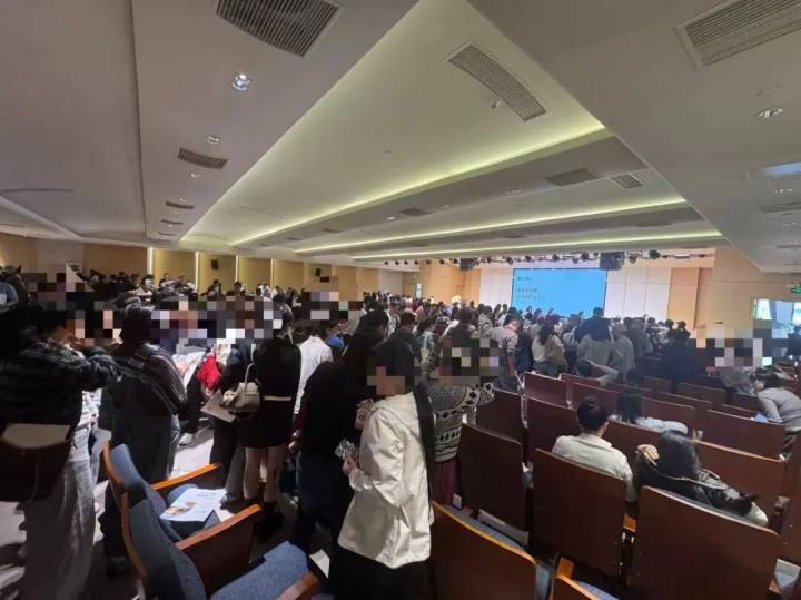 预约网站崩溃！今天两所知名高中校考，现场挤满考生和家长，英语难度提升，数学相对简单