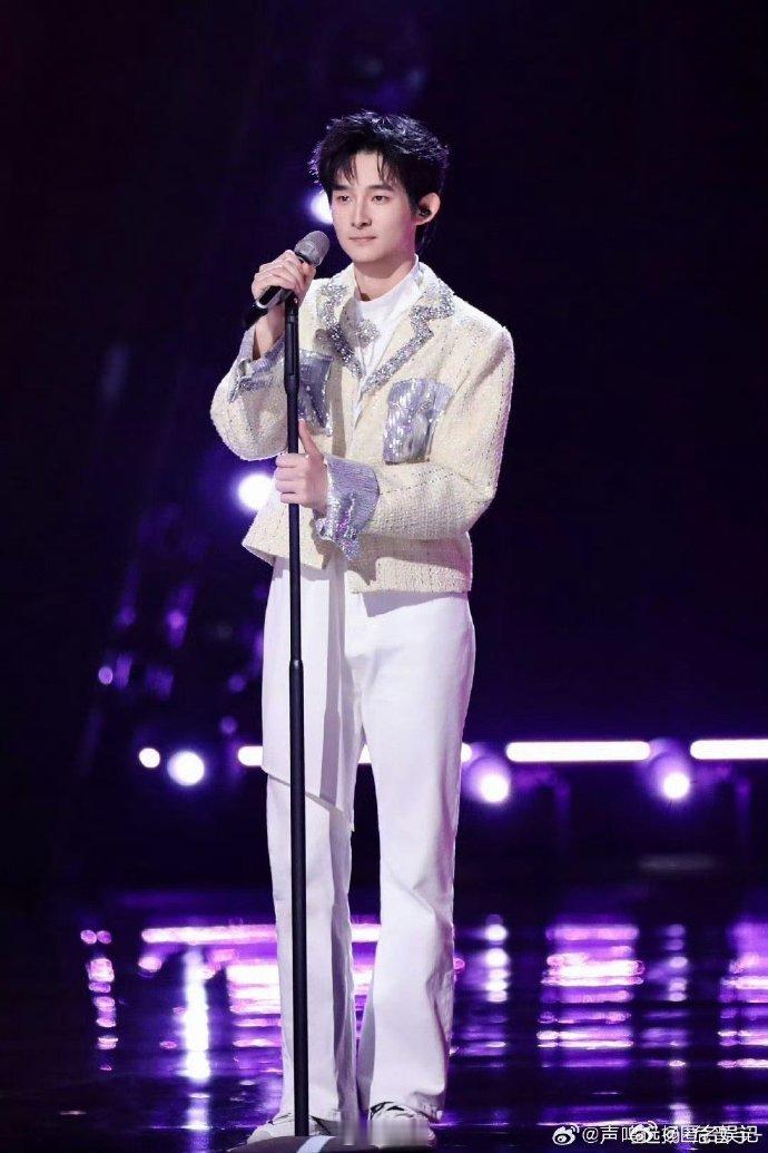 危晋宇声鸣远扬全国三强 声鸣远扬危晋宇这票数太狠了，390 票直接断层，看来冠军