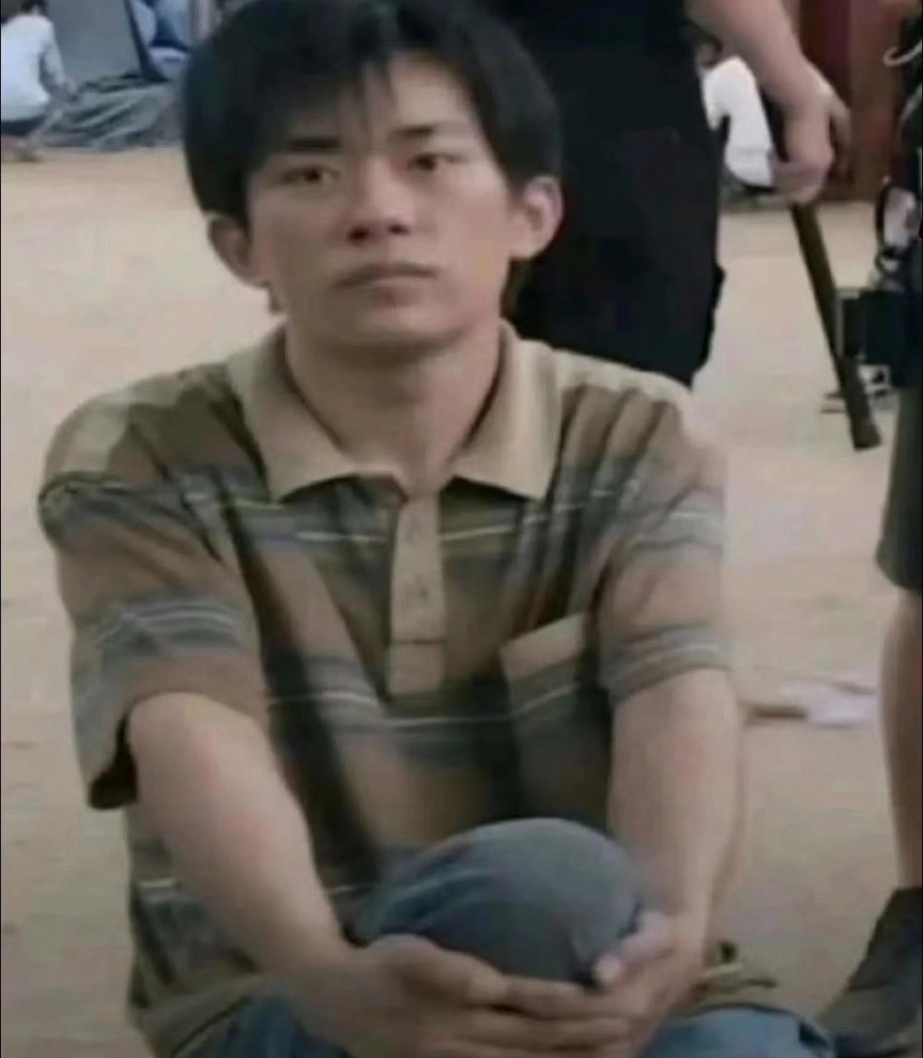 你们都显老到什么程度了，现在真开始用手搓脸了，和朋友聊天也变成下图这种姿势了… 