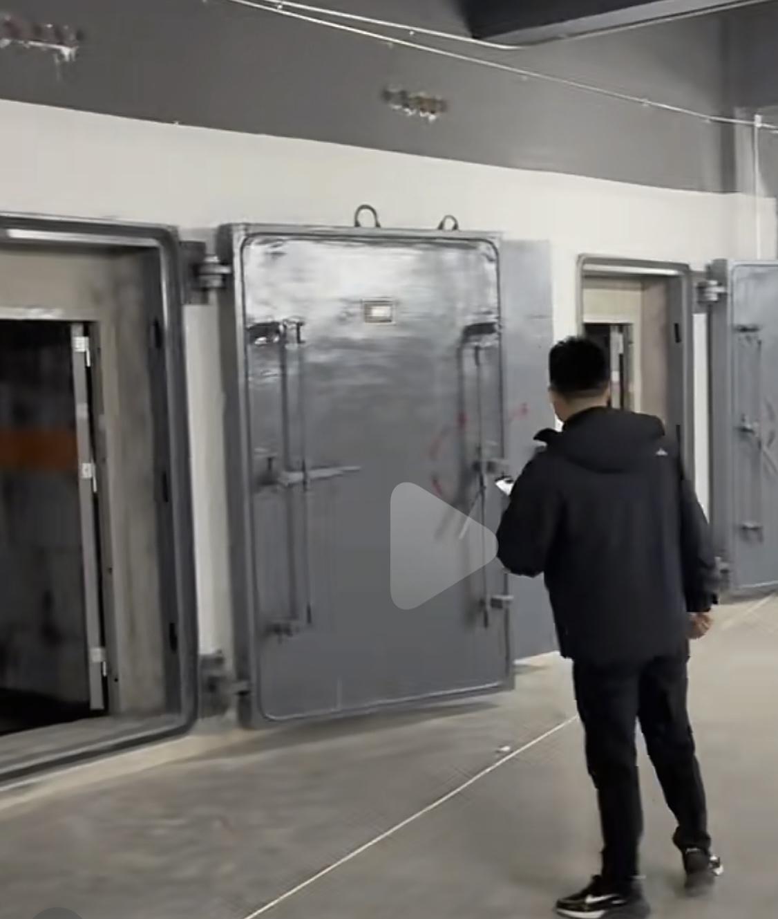 震惊！重庆这个小区车库秒变“人防车库”…
最近，重庆中央公园这个小区的业主接房时