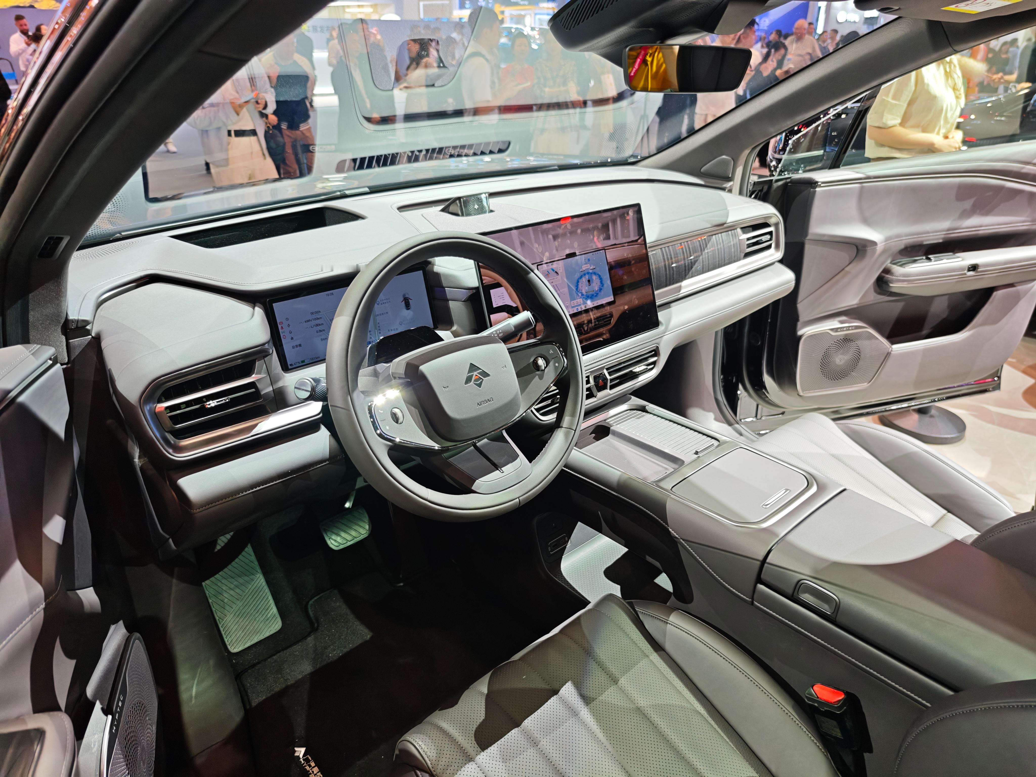 有喜欢欧文的粉丝不小郭见到本人啦2026北京车展 昊铂S600的代言人 北京