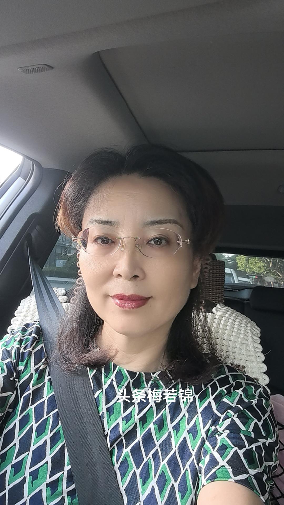 六点送小宝去实习单位，给小老头买的刀鱼青鱼海螺。我这段时间忌口捞不着吃海鲜，每餐