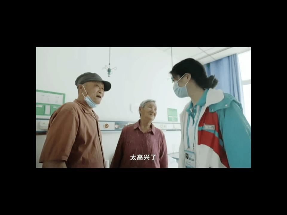 爷爷时隔四年终于看清老伴哭了 当爷爷重新看清老伴流泪的瞬间，我们看到的不仅是医疗