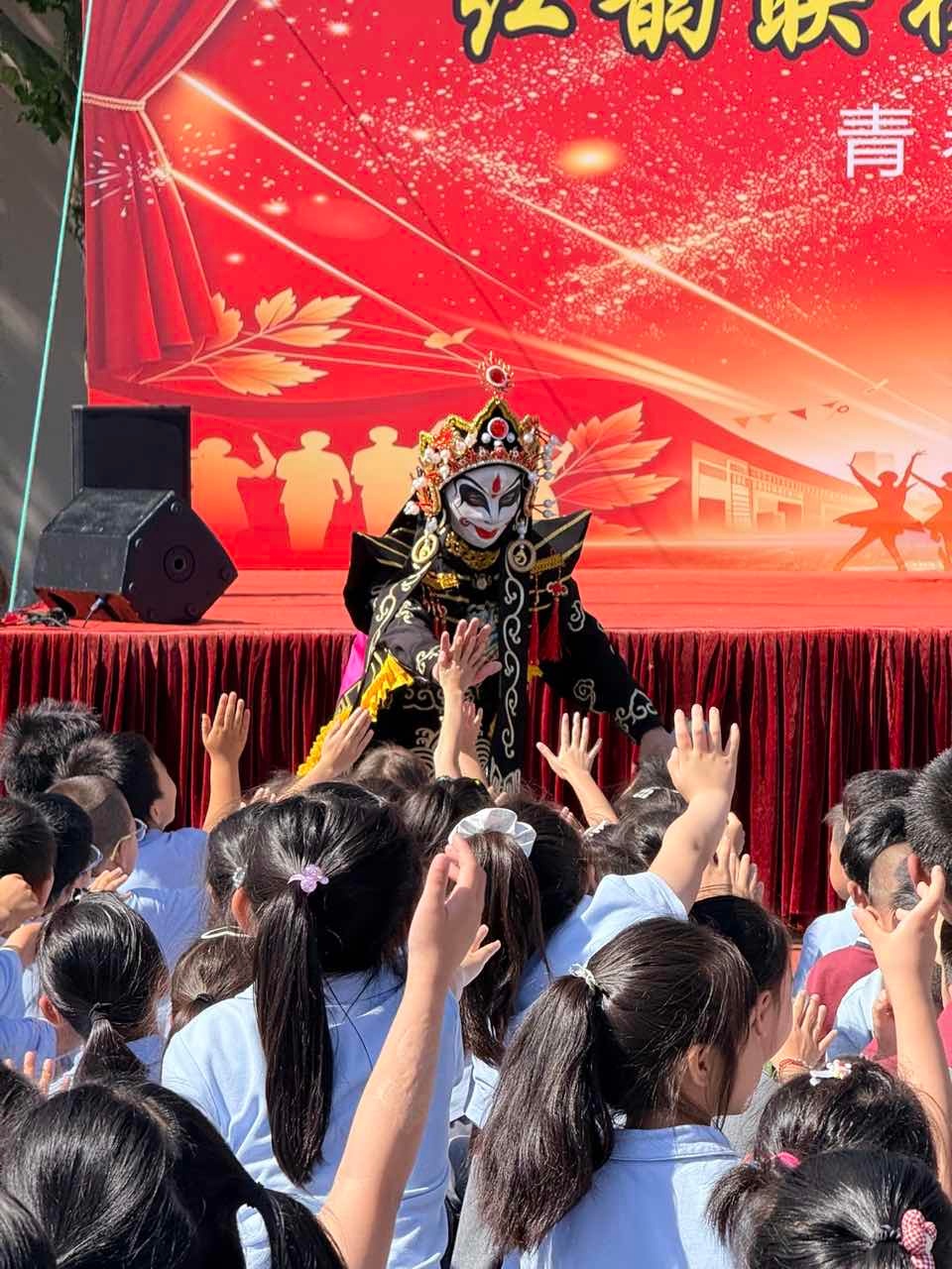 入职第一天因截图社死两天不管孩子就社死周一有升旗仪式要穿校服，里外都穿了周二老师