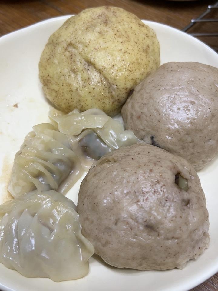 今天早餐吃蒸饺和杂粮馒头，都是自己做的，营养丰富，健康又养胃，特别好吃！