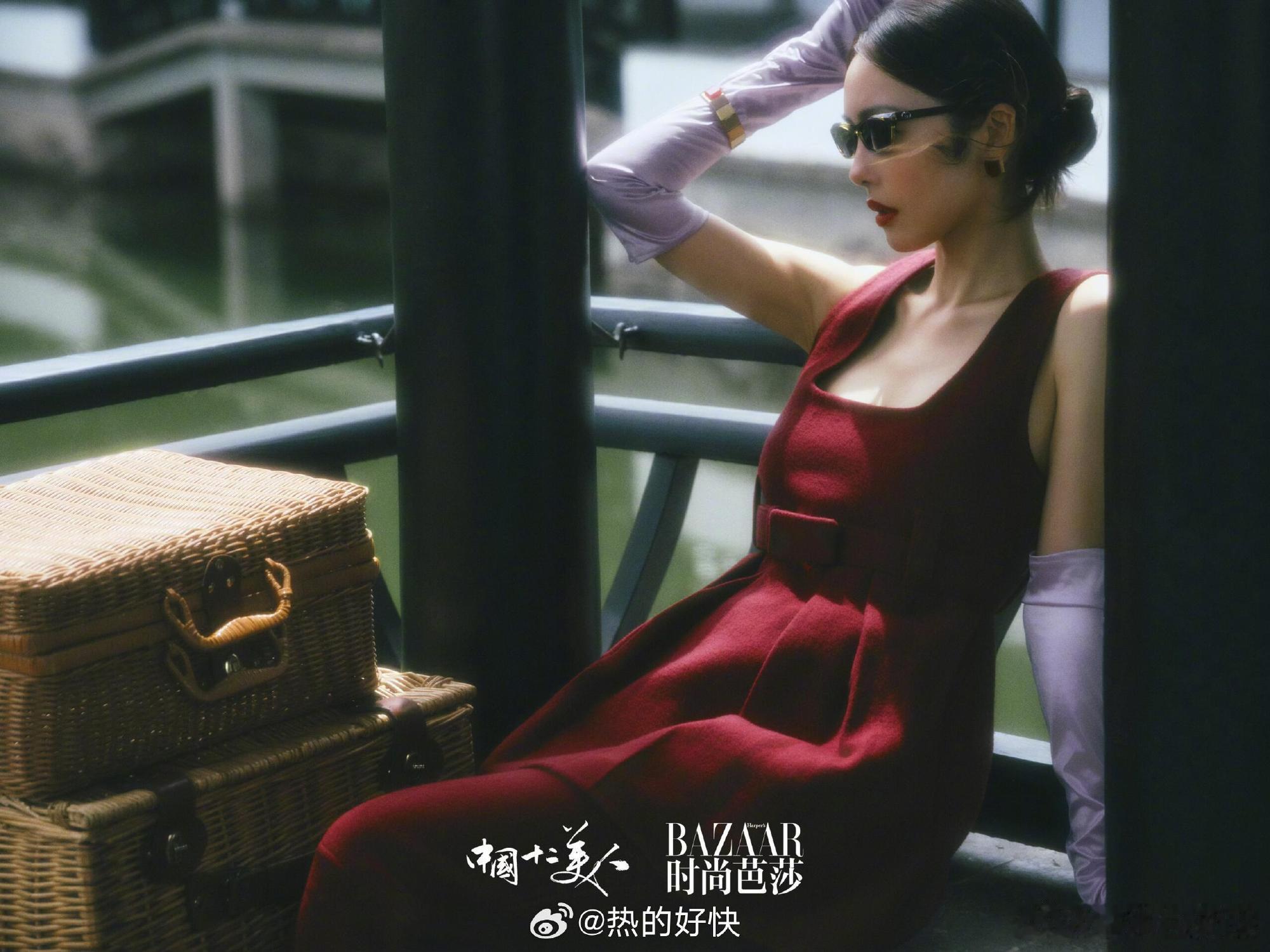 蔡文静美得有点超过了 不得不说蔡文静芭莎大片造型太绝，丝巾包头白裙配彩色丝巾复古