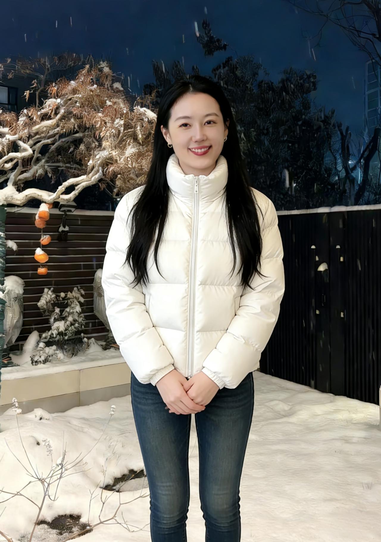 玉屑纷飞覆小城，佳人独立夜灯明。
素衣沾雪凝霜色，笑靥如春破冷冰。
风细细，雪轻