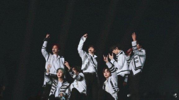 觉得好上头，舞美炸翻，全员状态在线，已经开始单曲循环了！ 