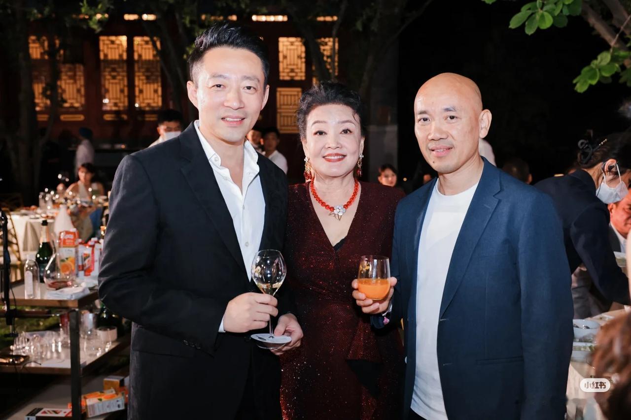 看看汪，我觉得他摆着受害人的姿态，多次出轨，他老妈还搞得很像江湖大姐，像是多大气