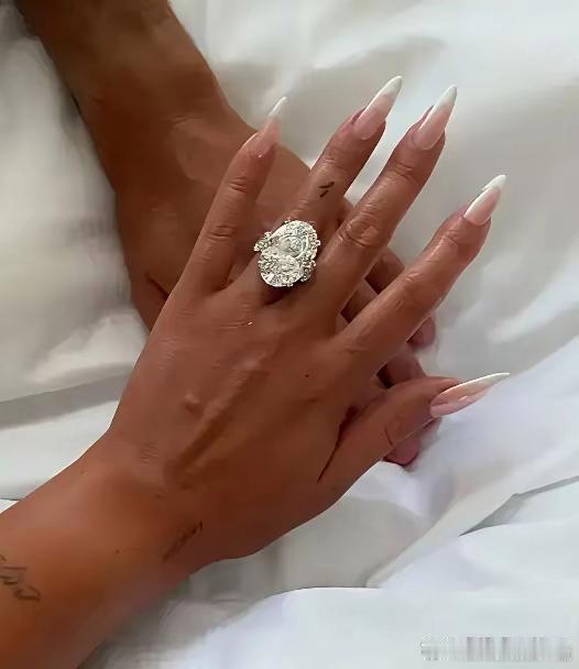 C罗真的与女友乔治娜结婚了，两个人已有5个孩子，C罗才终于与女友领证。 