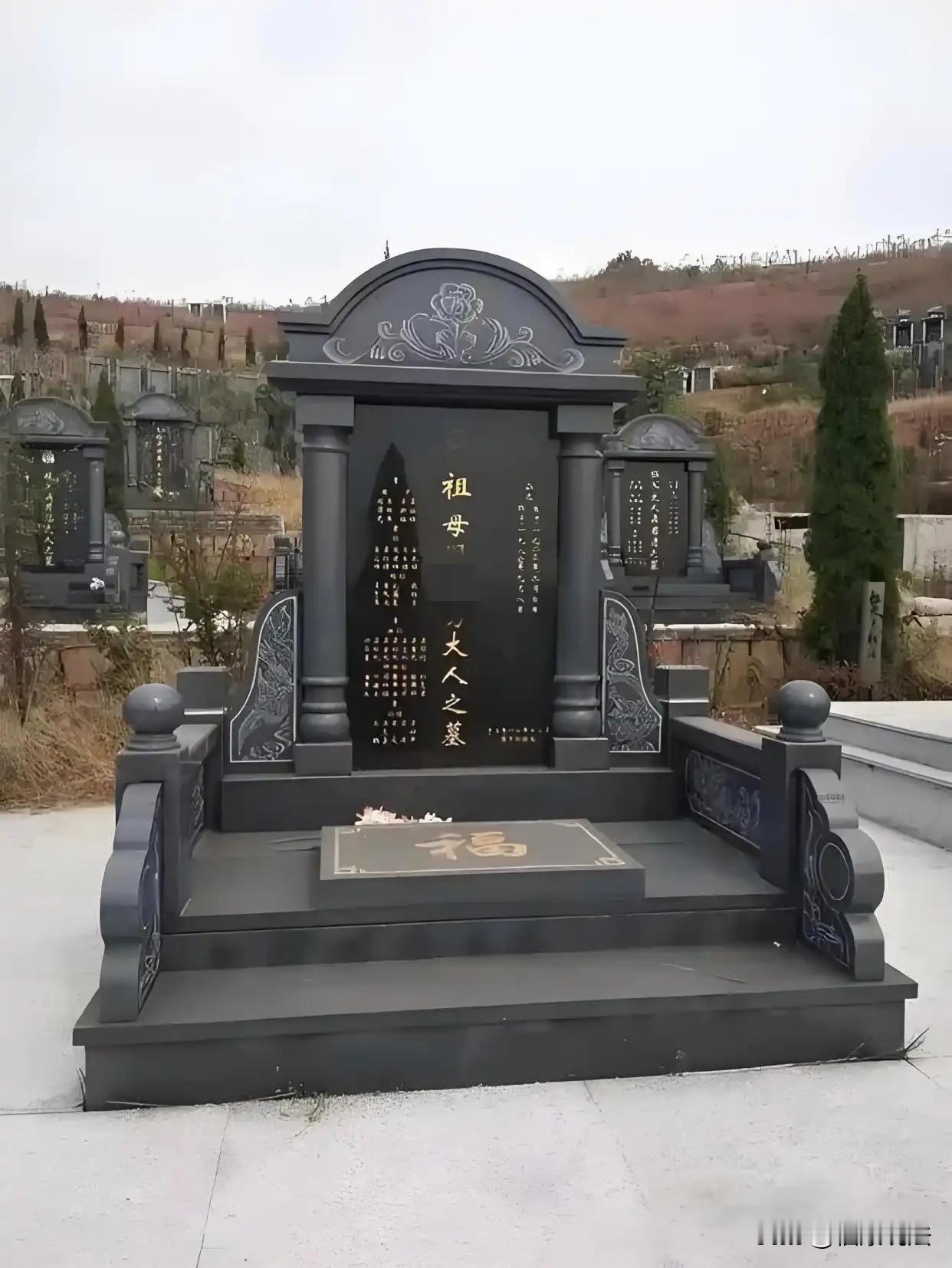 上海，女子离婚多年，偶然得知自己离婚后，名字被刻在前婆婆的墓碑上，竟是儿媳身份。