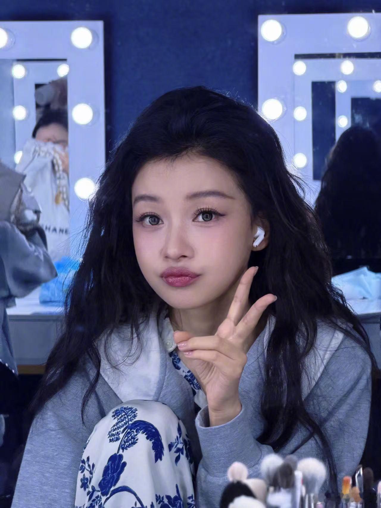 孙怡好甜 姐姐二公小考唱亲亲真的甜度爆表了！温柔又甜美的音色灵动唱出轻盈的旋律，