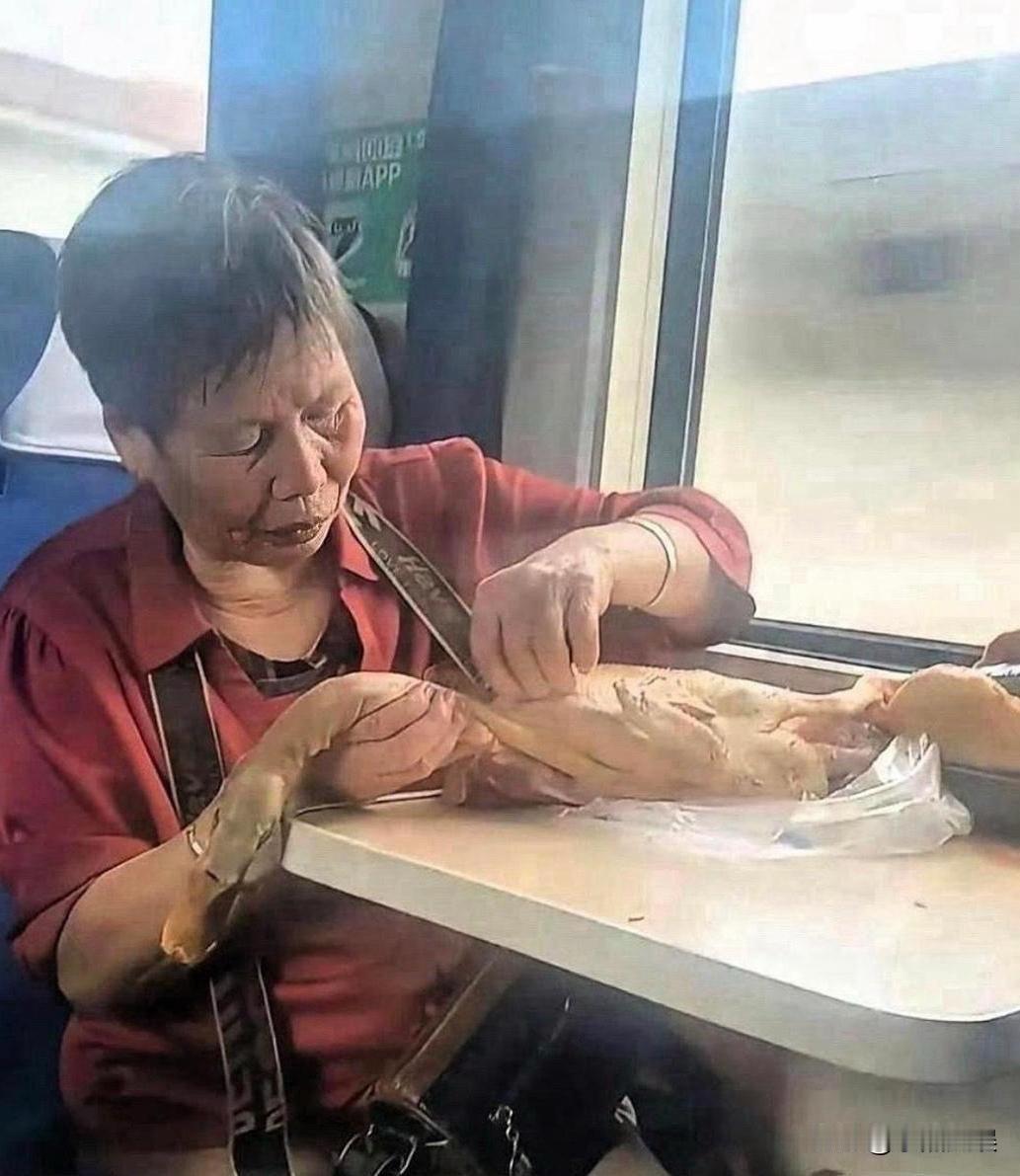 大妈这操作也是没谁了！