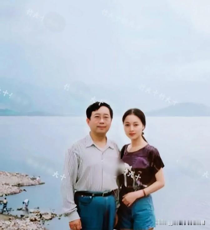 余秋雨和马兰的合影真是让人眼前一亮，俩人站一块儿简直就是颜值与才华的完美结合。马