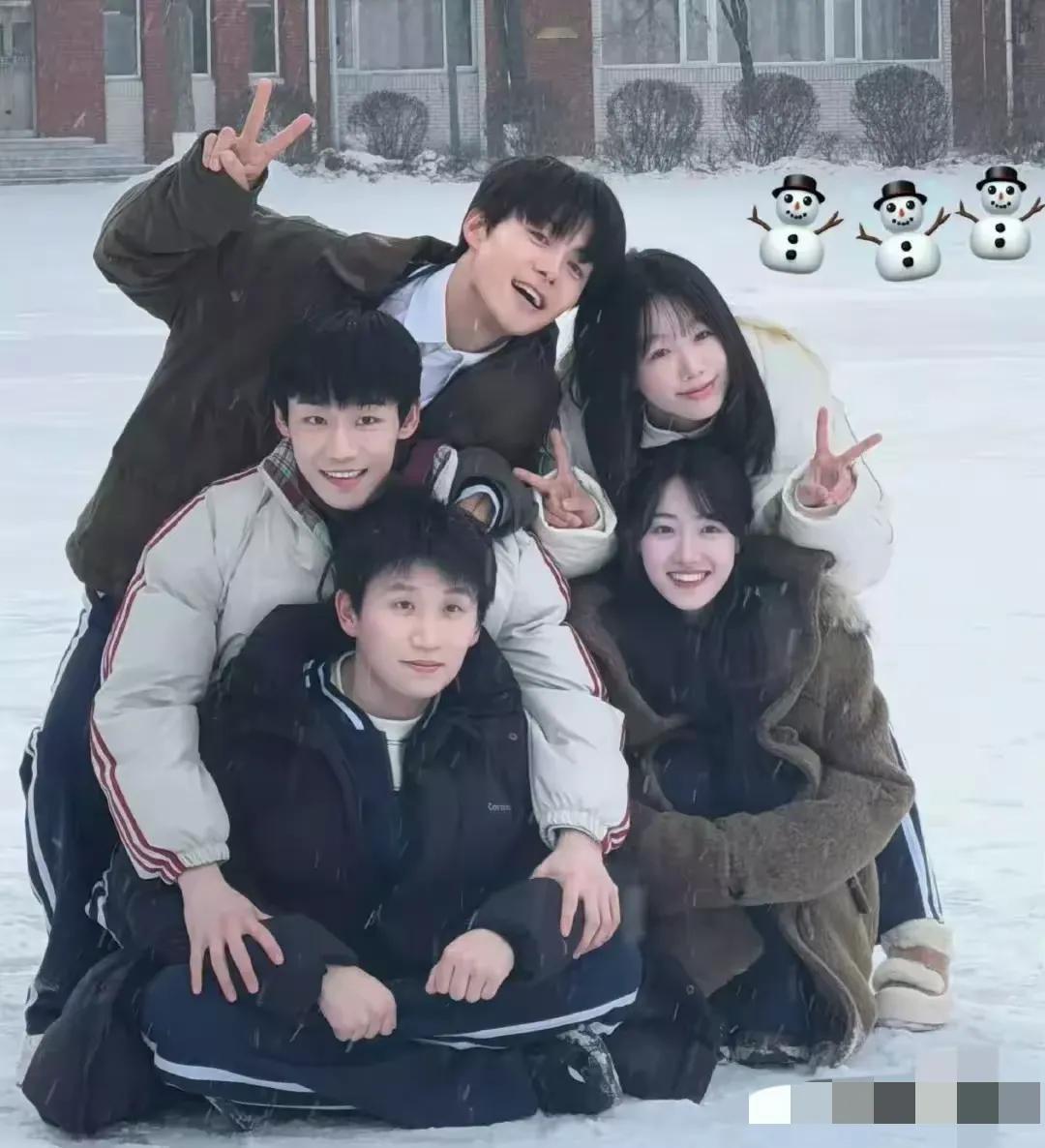 李明德被踢出局后。这位穿白色衣服同学顶替了他。
新的三人行这次看起来比较和谐了，