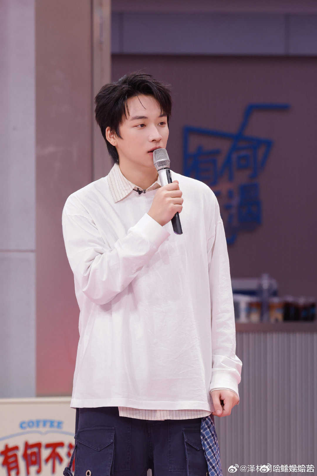 吴泽林唱rap以为烫嘴结果很丝滑高街穿搭加持下的吴泽林，开口略显生涩，副歌rap